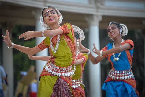 what is bollywood dance and how does it reflect the diverse cultural influences of India?